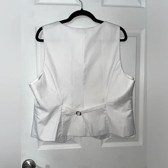 Elegant White Women's Buttoned Vest - Picture 3 of 3
